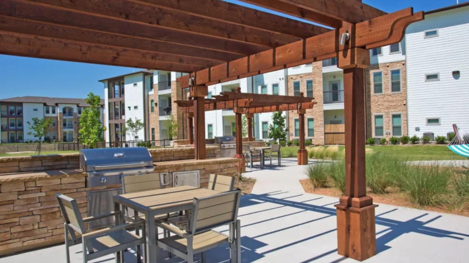 Landing at Bellrock Upper North - 1 Bedroom in Downtown Haltom City view 2