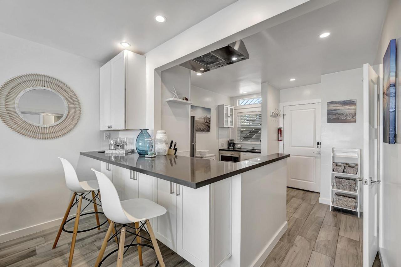 Ocean VIEWS! Steps from Victoria Beach, Lux Design view 4