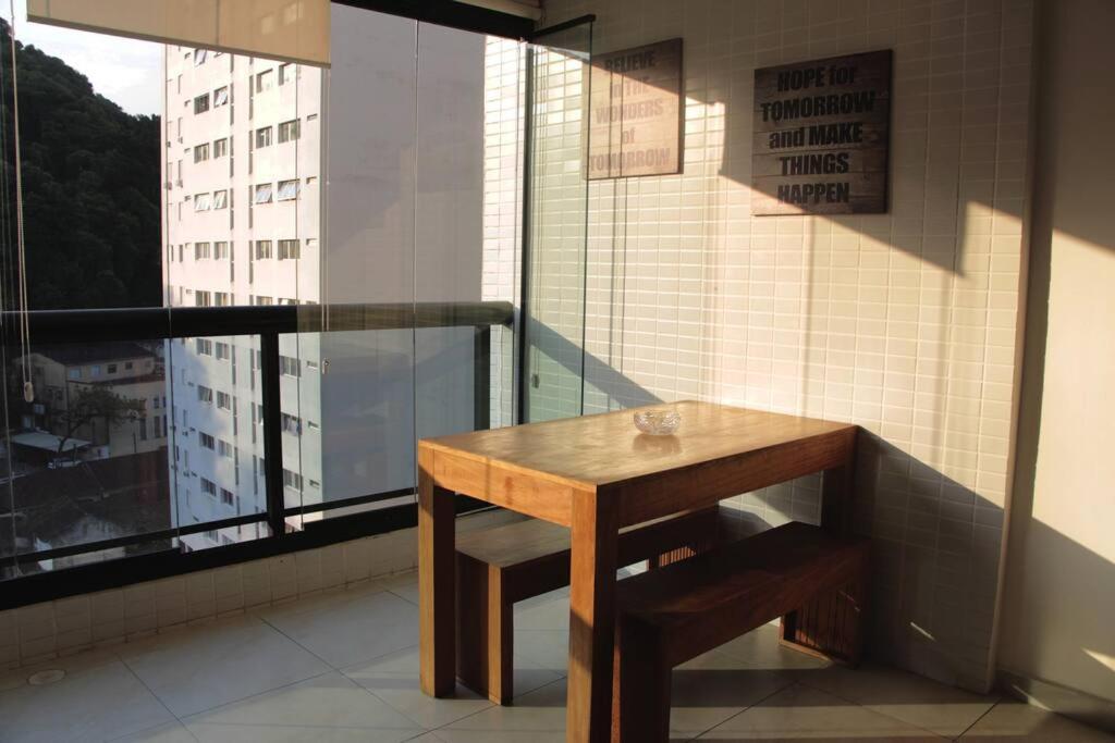 Flat aconchegante na praia com vista para a mata