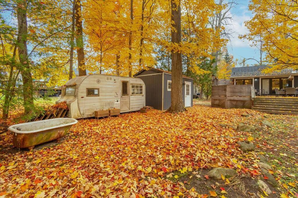 Cozy Cabin Retreat Hot Tub and Fire Pit