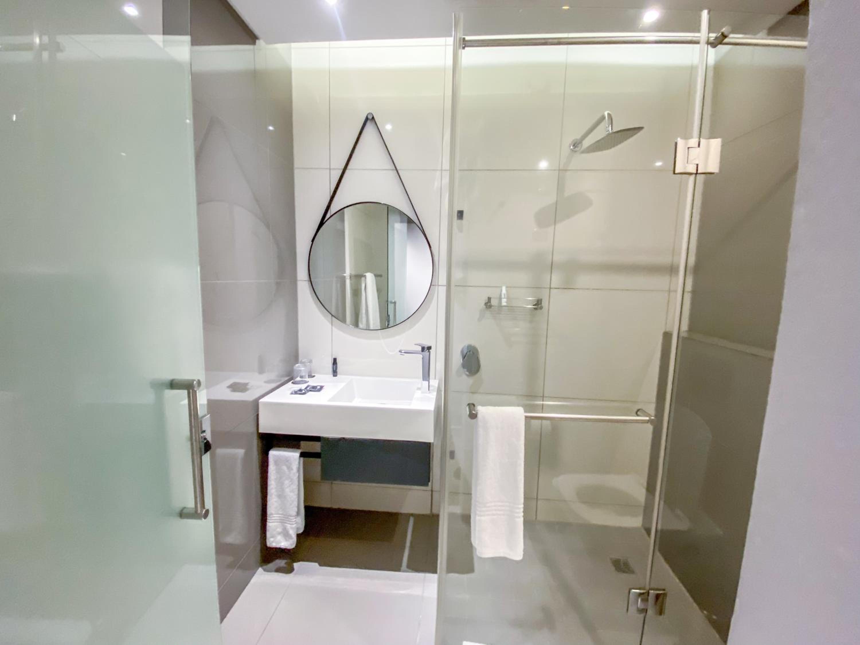 SandtonCity-Apartment-Sleeps2-Pool-Parking