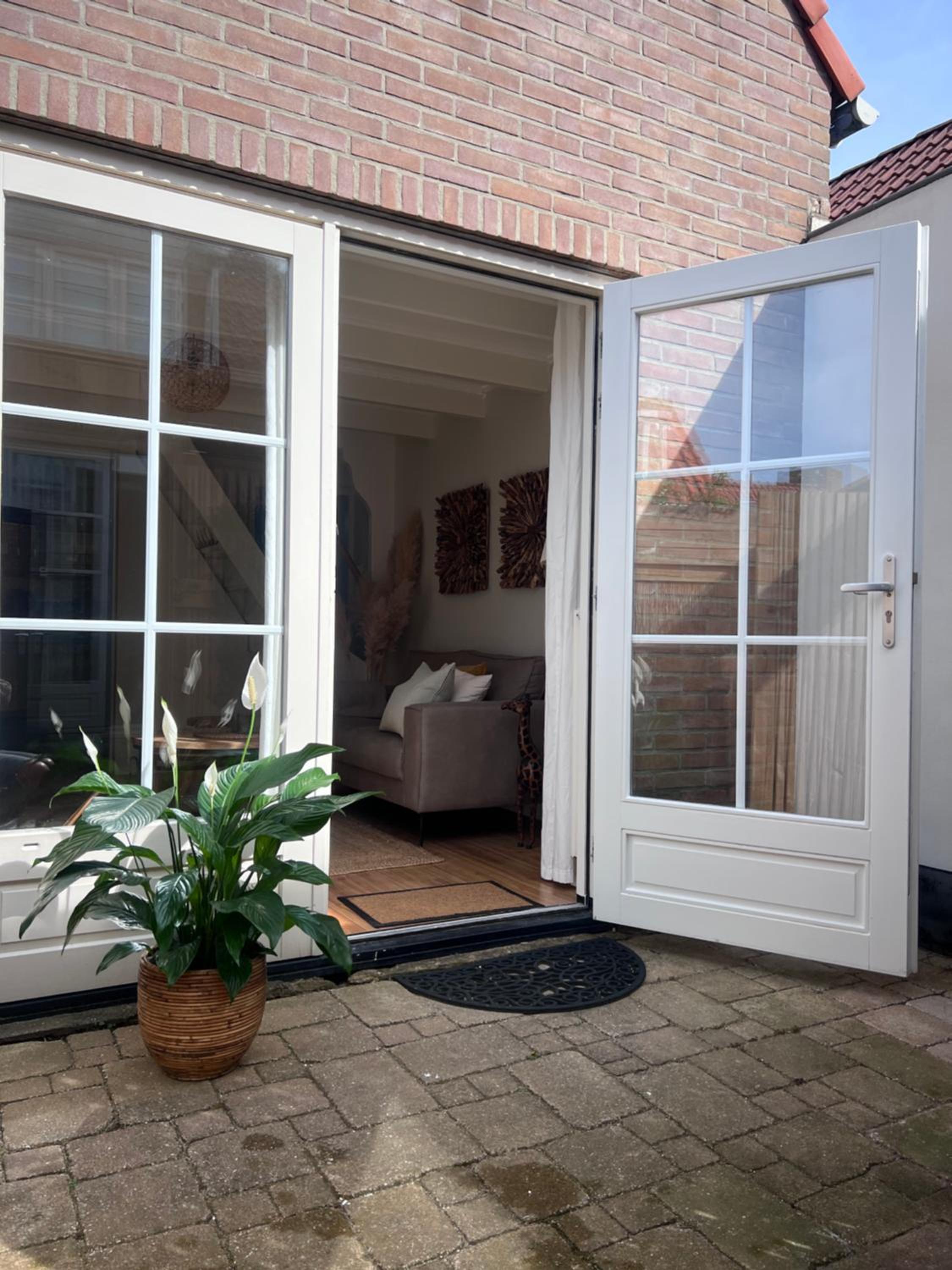 New! Heerlijk Gelegen Vakantiewoning op Maar 150 Meter van het Strand! view 2