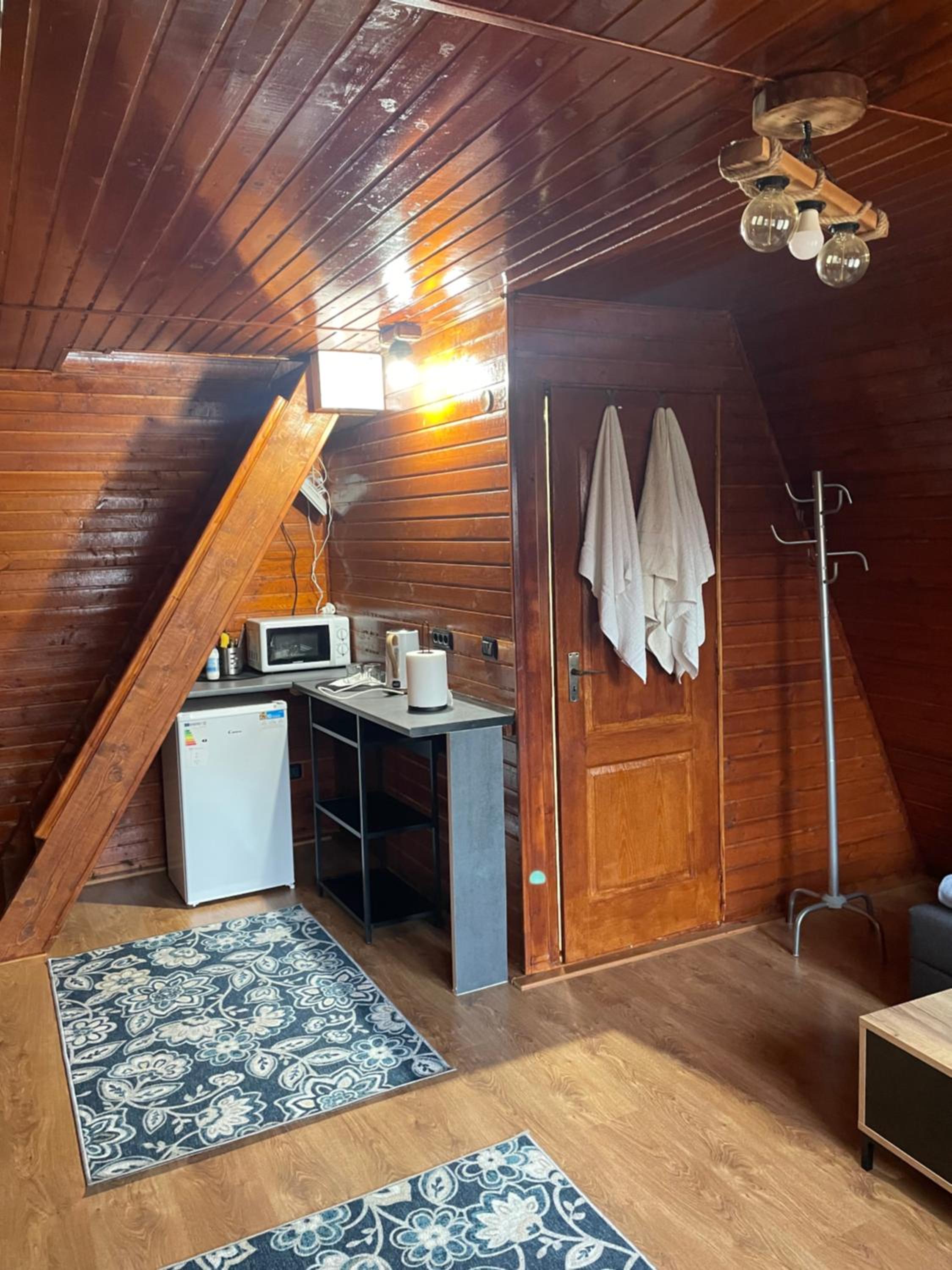 CABANĀ TIP A LÎNGĀ CASTEl view 3