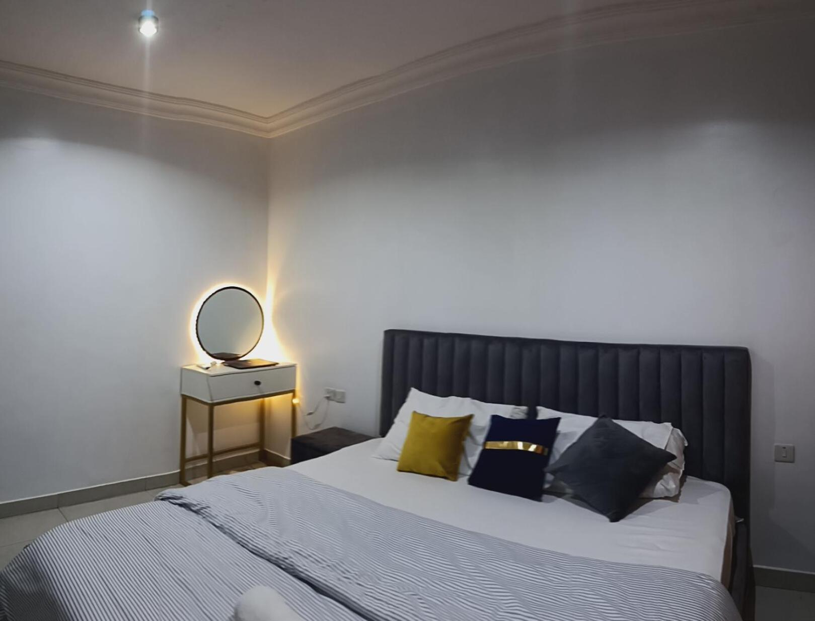1 Bedroom Solid Rock view 2