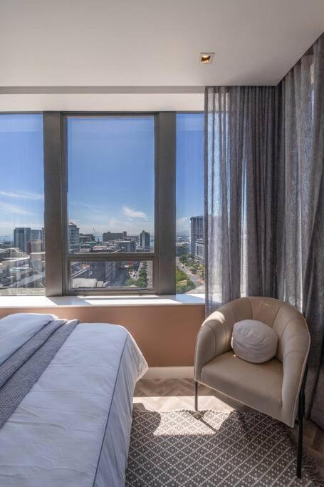 Modern & Elegant City Apartment - 1614 Foreshore Place view 3
