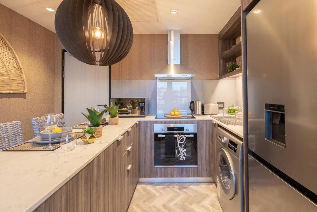 Modern & Elegant City Apartment - 1614 Foreshore Place view 4