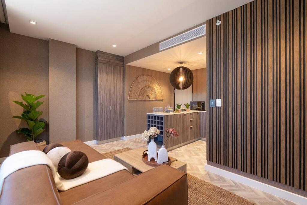 Modern & Elegant City Apartment - 1614 Foreshore Place view 5