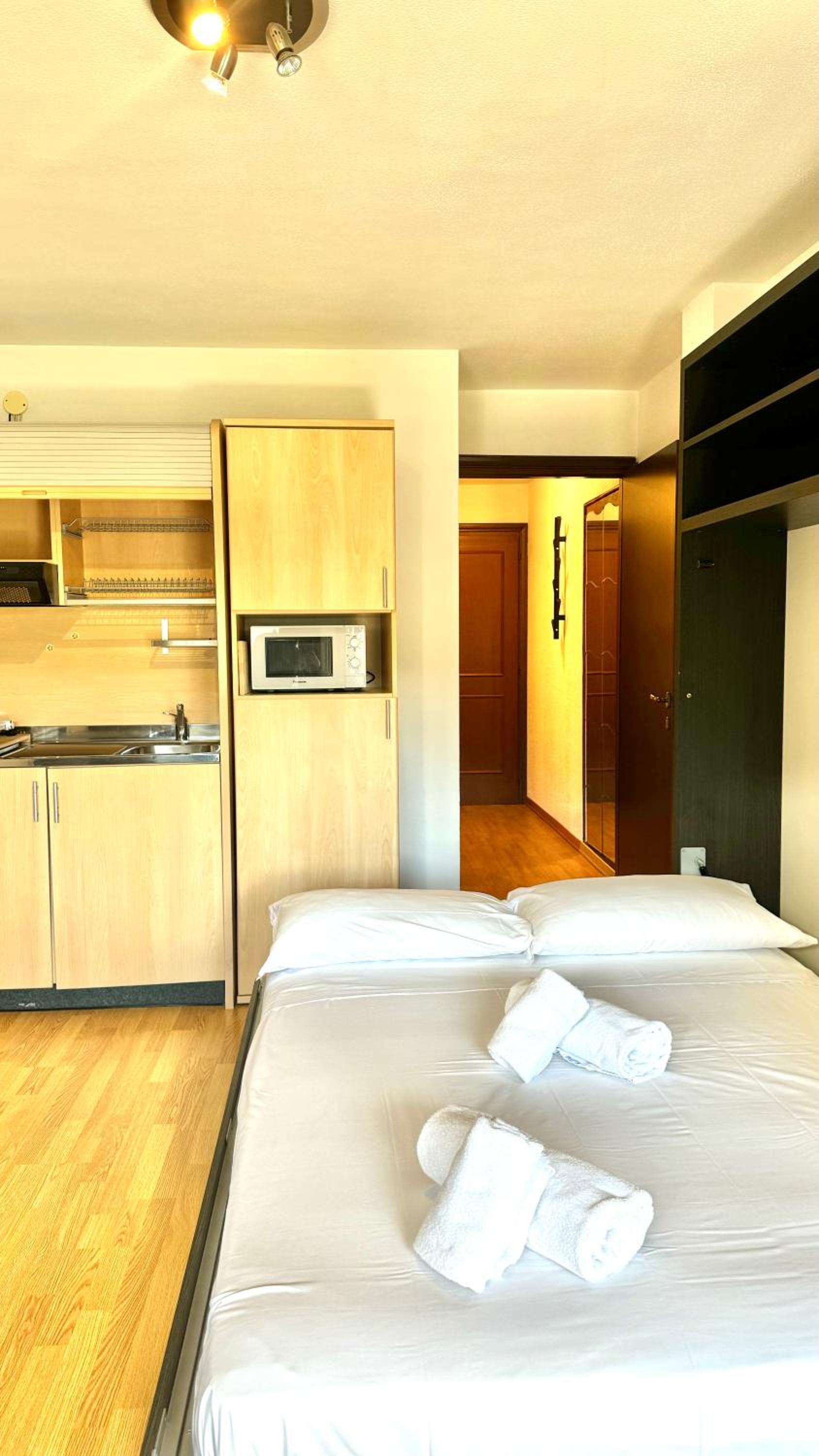 Hostdomus - Red Apartment view 5