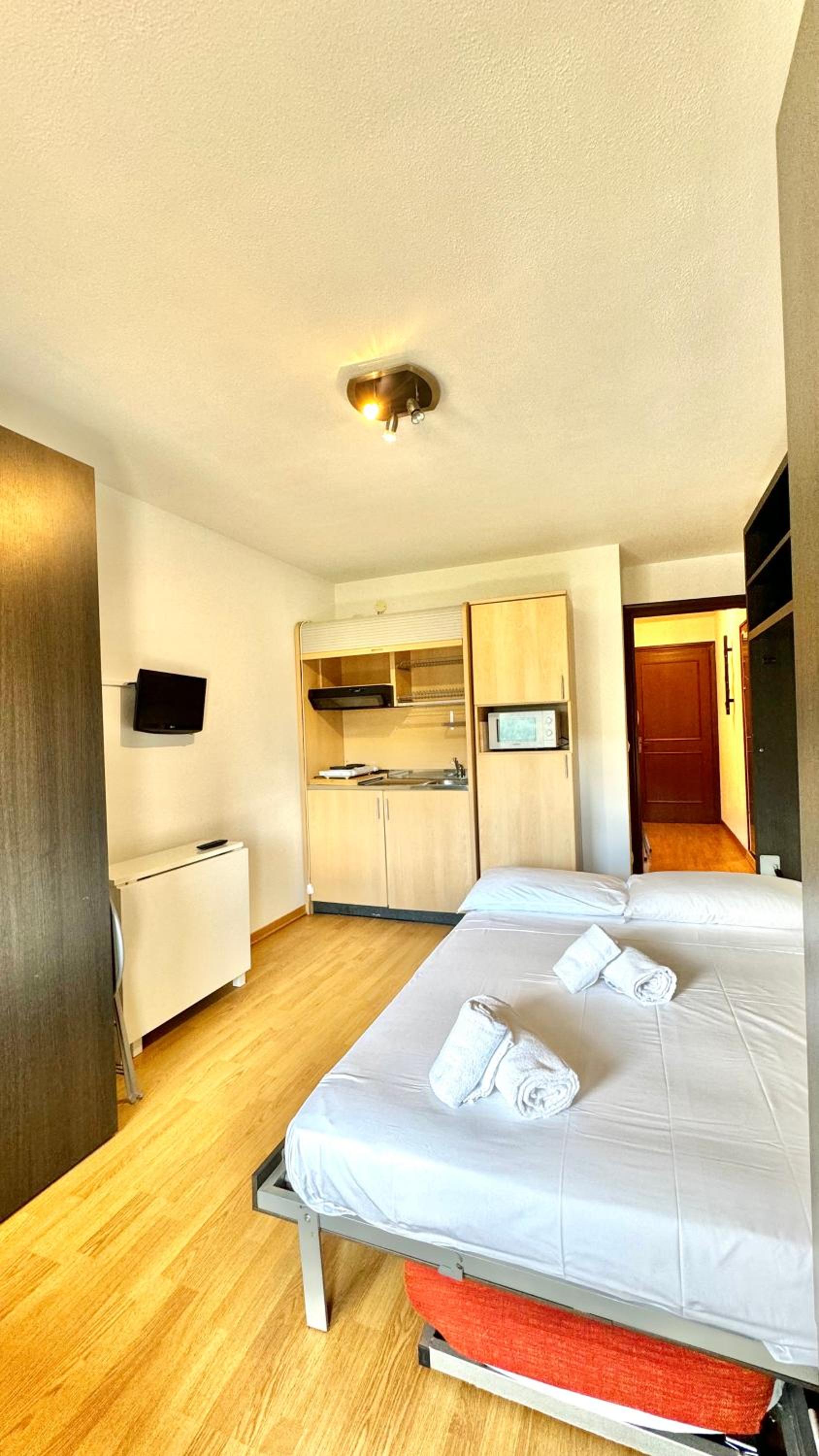 Hostdomus - Red Apartment view 4