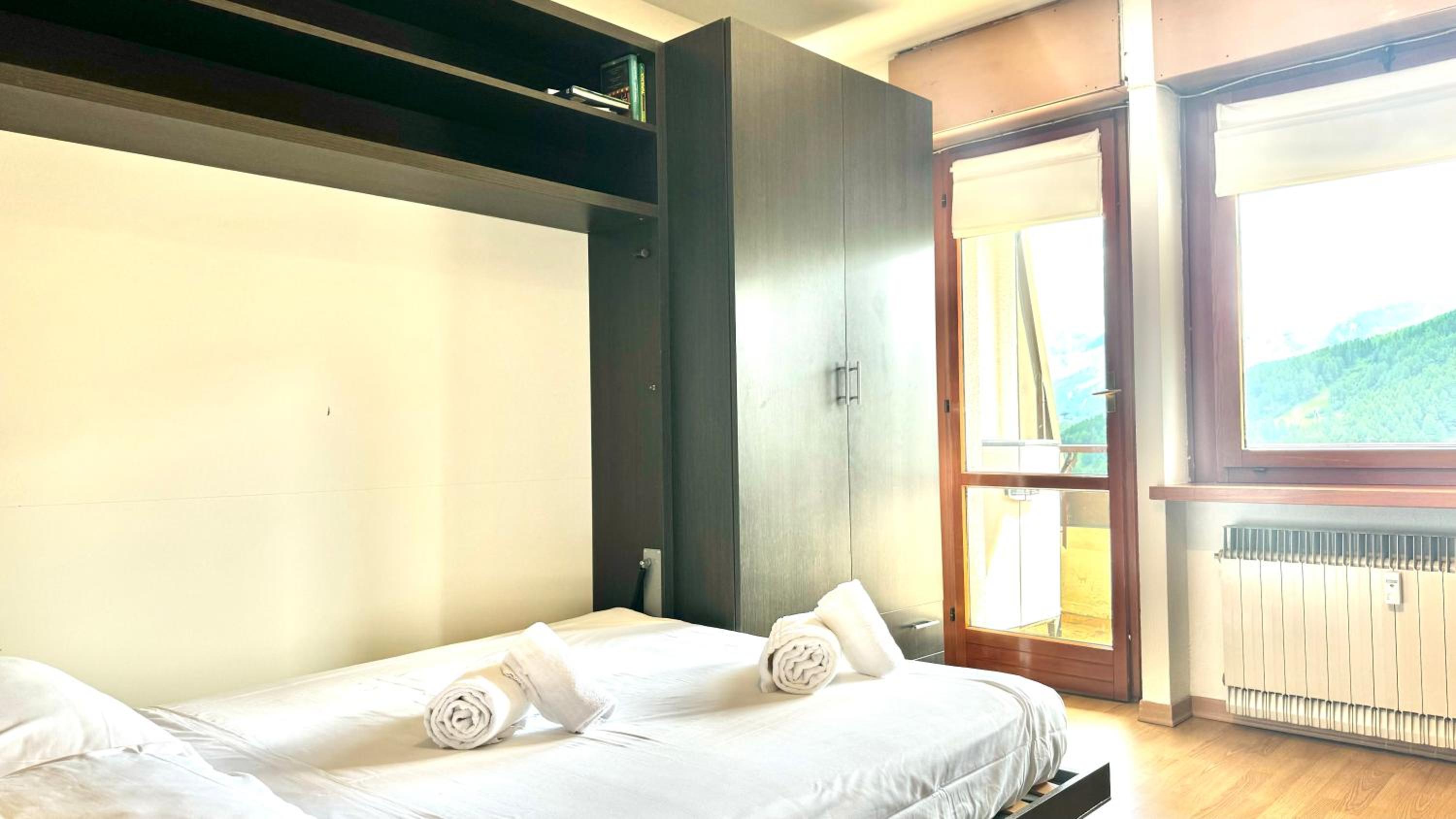 Hostdomus - Red Apartment view 3