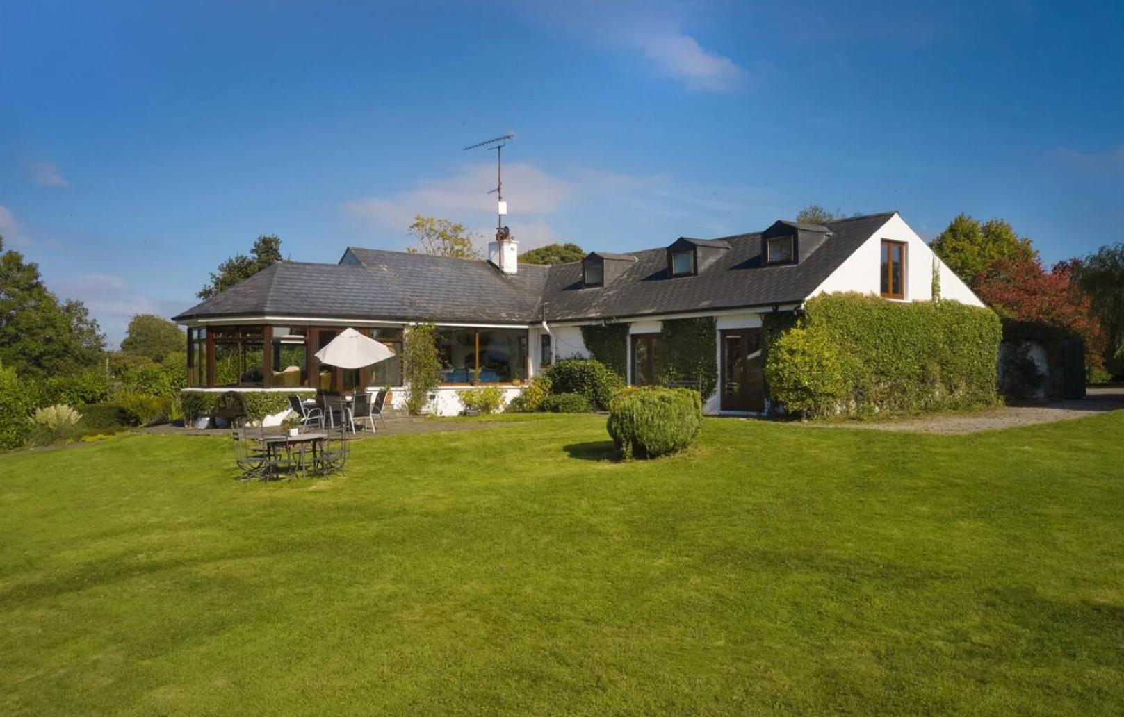 Luxurious tranquil private sleeps 8 free parking view 2