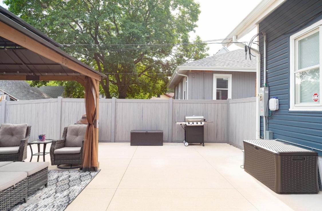 Rockford IL 2BD Upper Queen Bed, Patio & Fast WiFi view 5
