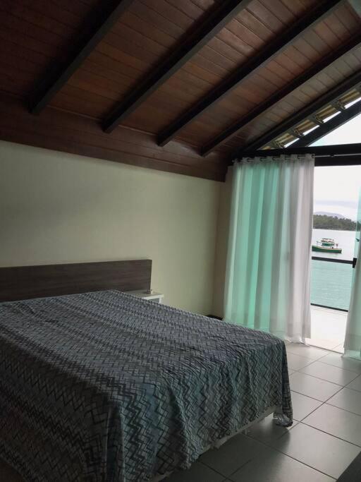 Casa frente ao mar com píer exclusivo