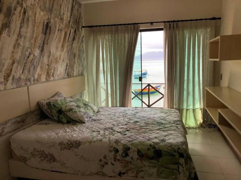Casa frente ao mar com píer exclusivo