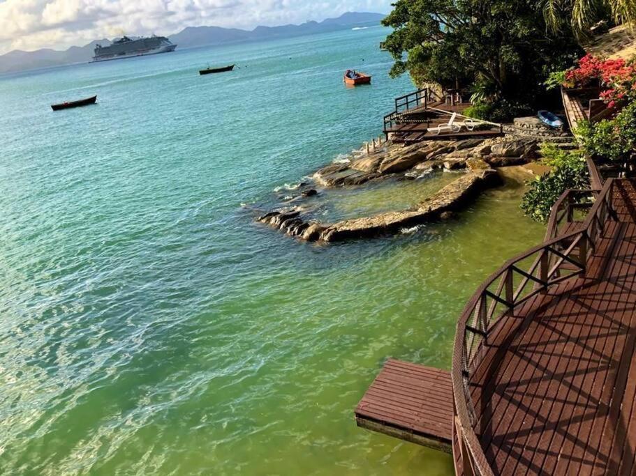 Casa frente ao mar com píer exclusivo