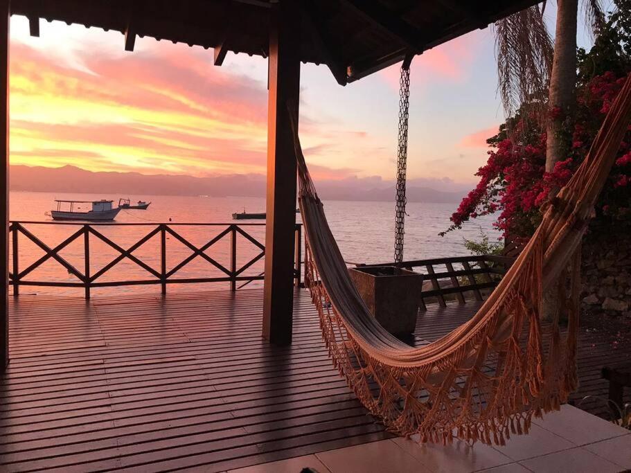 Casa frente ao mar com píer exclusivo