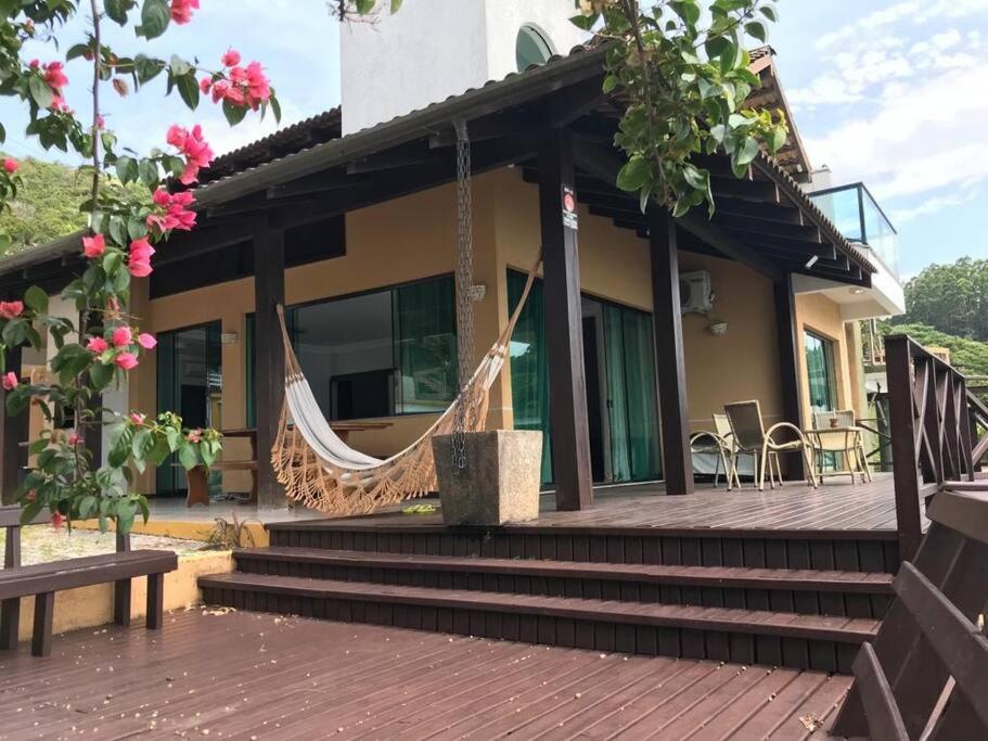 Casa frente ao mar com píer exclusivo
