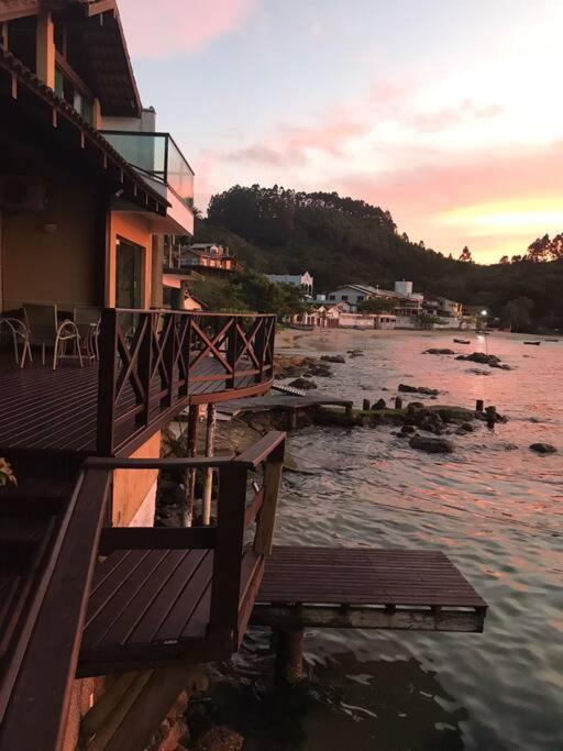 Casa frente ao mar com píer exclusivo
