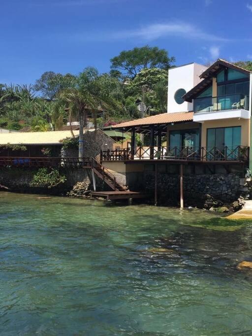 Casa frente ao mar com píer exclusivo