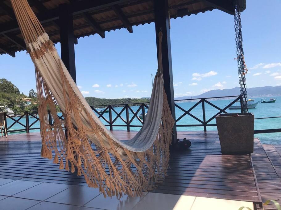 Casa frente ao mar com píer exclusivo