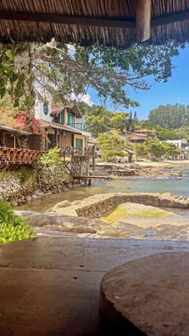 Casa frente ao mar com píer exclusivo