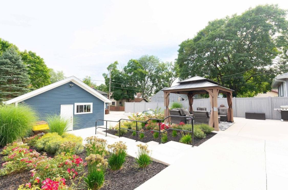 Rockford IL 2BD Upper Queen Bed, Patio & Fast WiFi view 2