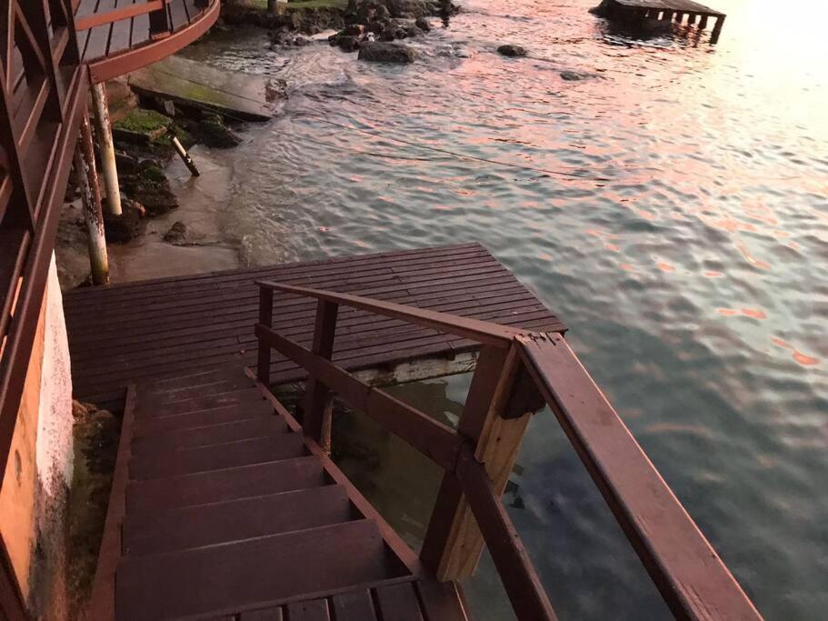 Casa frente ao mar com píer exclusivo
