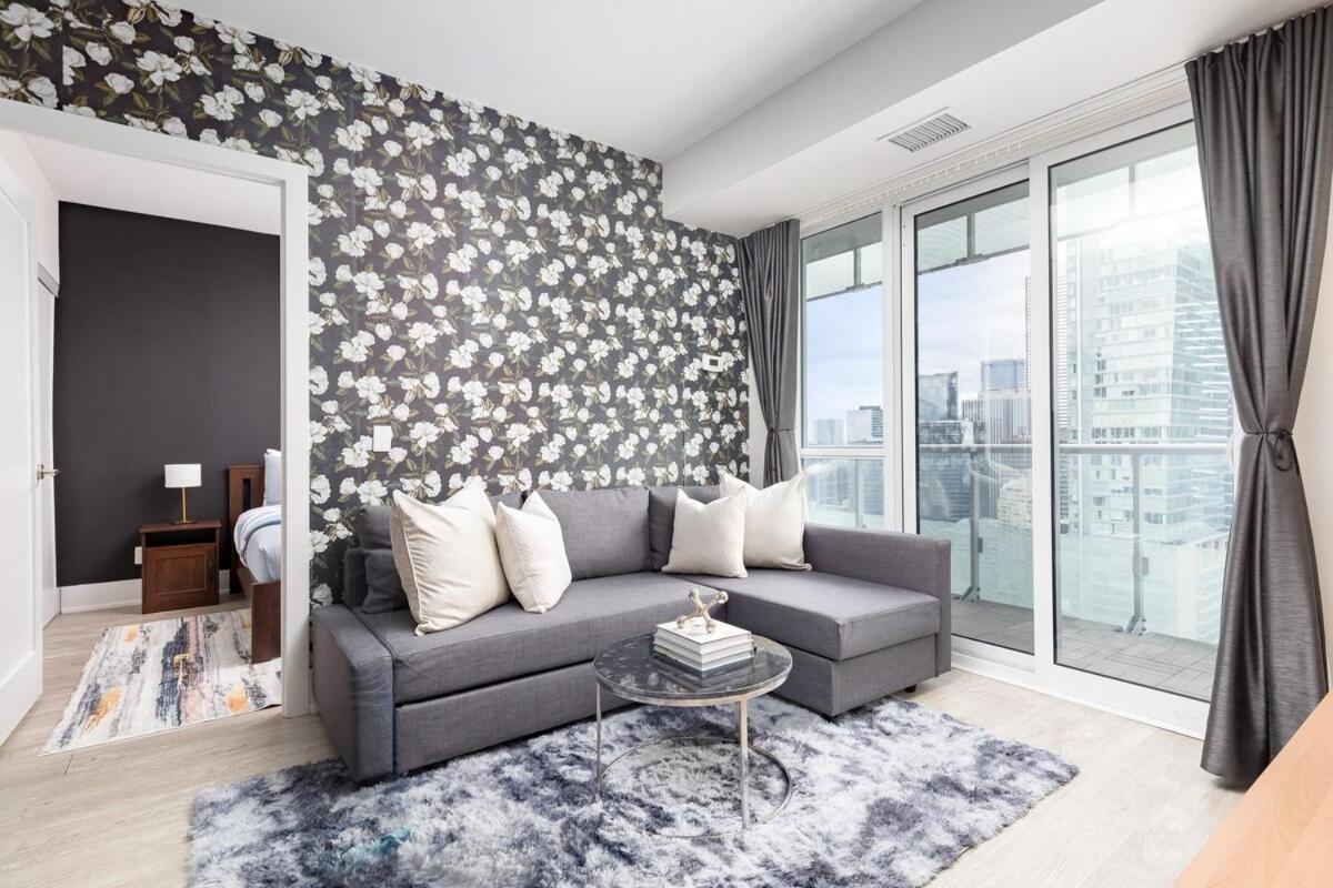 Lux Downtown Suite CN Tower Views w Parking