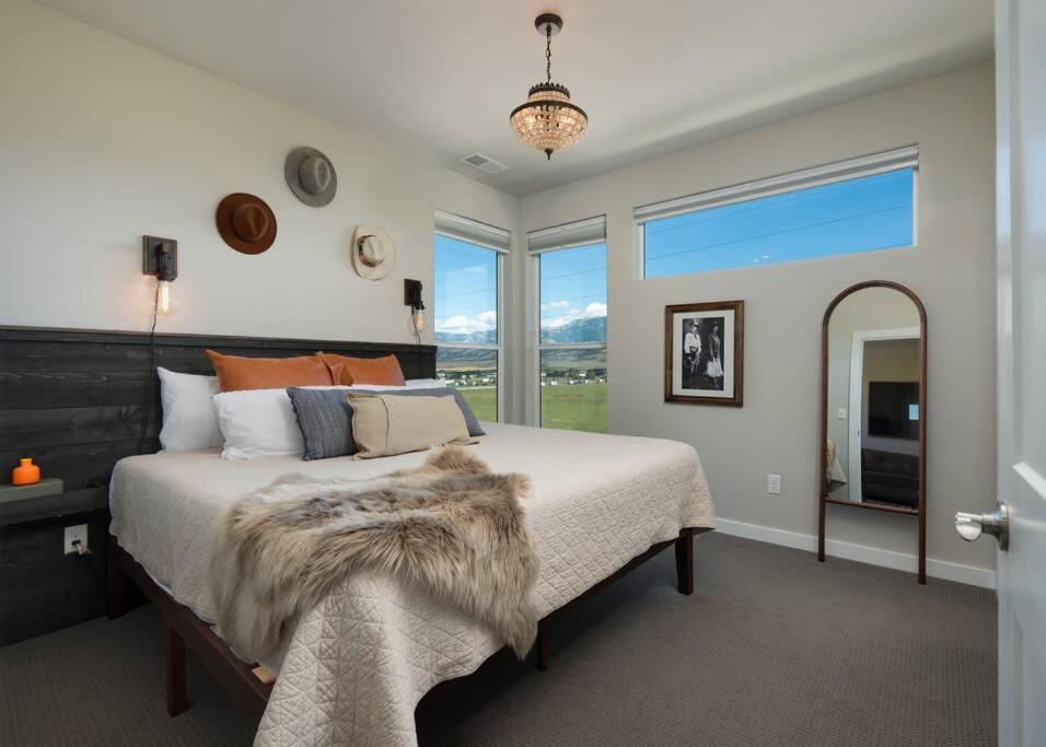 Cinnabar Suite - Mountain Views view 3