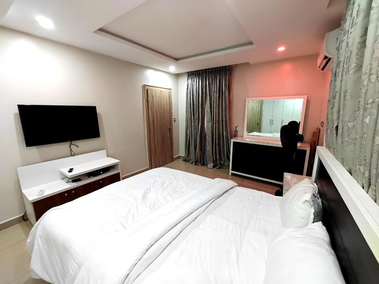 Lekki Luxury Suite with 24hrs Electricity, Security, Wifi, Washing machine, Fully Equipped kitchen view 3