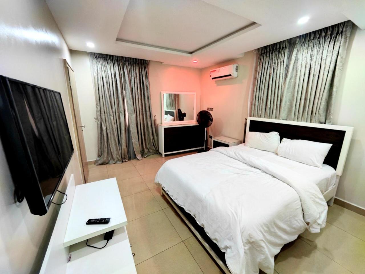 Lekki Luxury Suite with 24hrs Electricity, Security, Wifi, Washing machine, Fully Equipped kitchen view 4