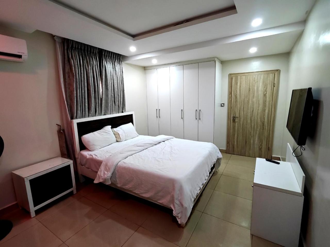 Lekki Luxury Suite with 24hrs Electricity, Security, Wifi, Washing machine, Fully Equipped kitchen view 2