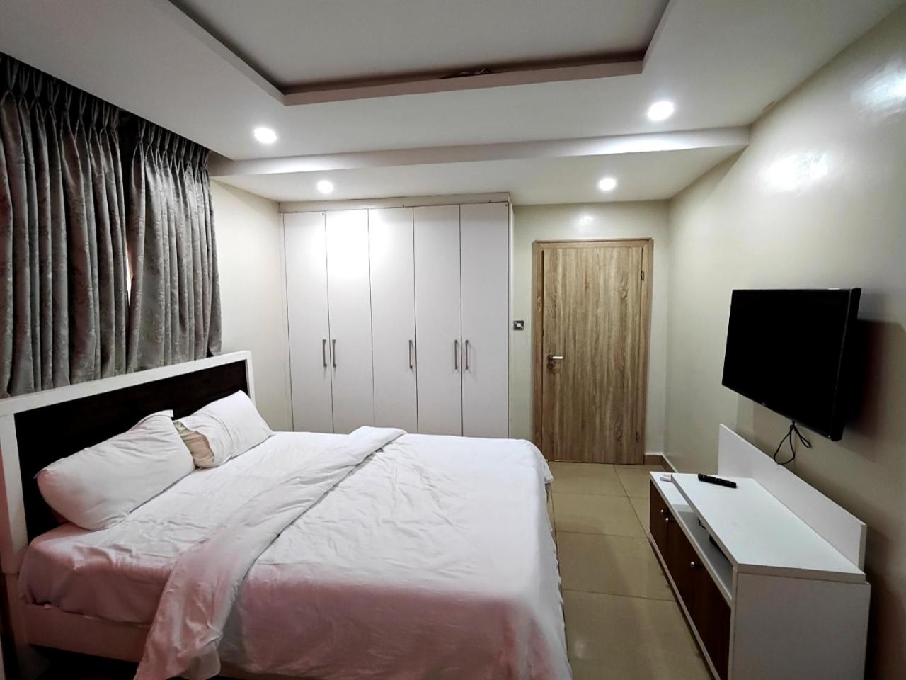 Lekki Luxury Suite with 24hrs Electricity, Security, Wifi, Washing machine, Fully Equipped kitchen view 5