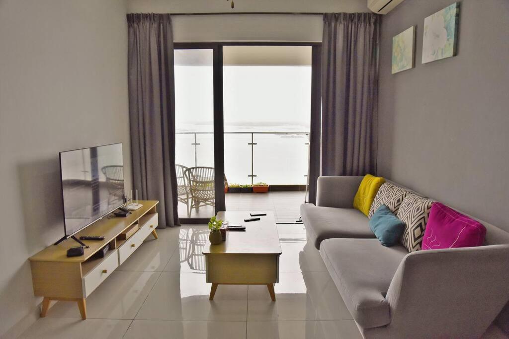Invincible Seaview Comfy 2B Netflix Country Garden