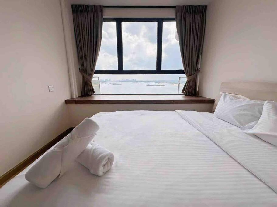 Invincible Seaview Comfy 2B Netflix Country Garden