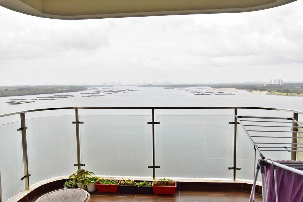 Invincible Seaview Comfy 2B Netflix Country Garden