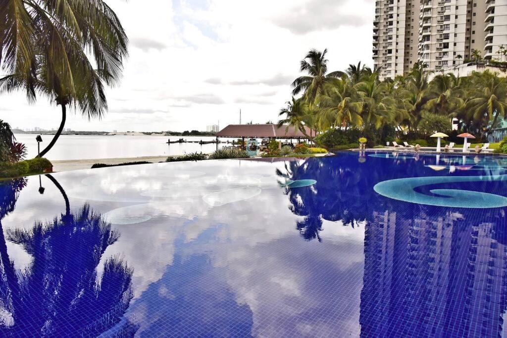 Invincible Seaview Comfy 2B Netflix Country Garden