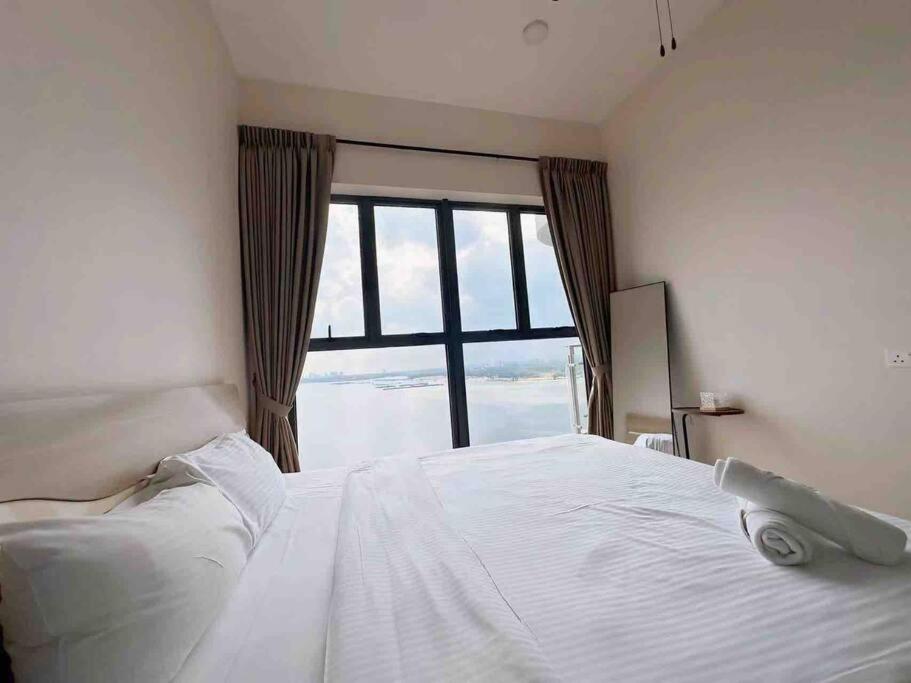 Invincible Seaview Comfy 2B Netflix Country Garden