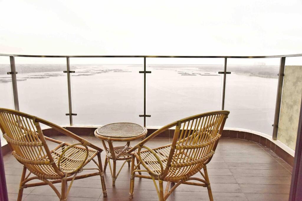 Invincible Seaview Comfy 2B Netflix Country Garden