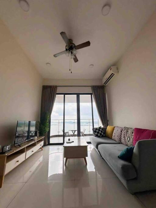 Invincible Seaview Comfy 2B Netflix Country Garden