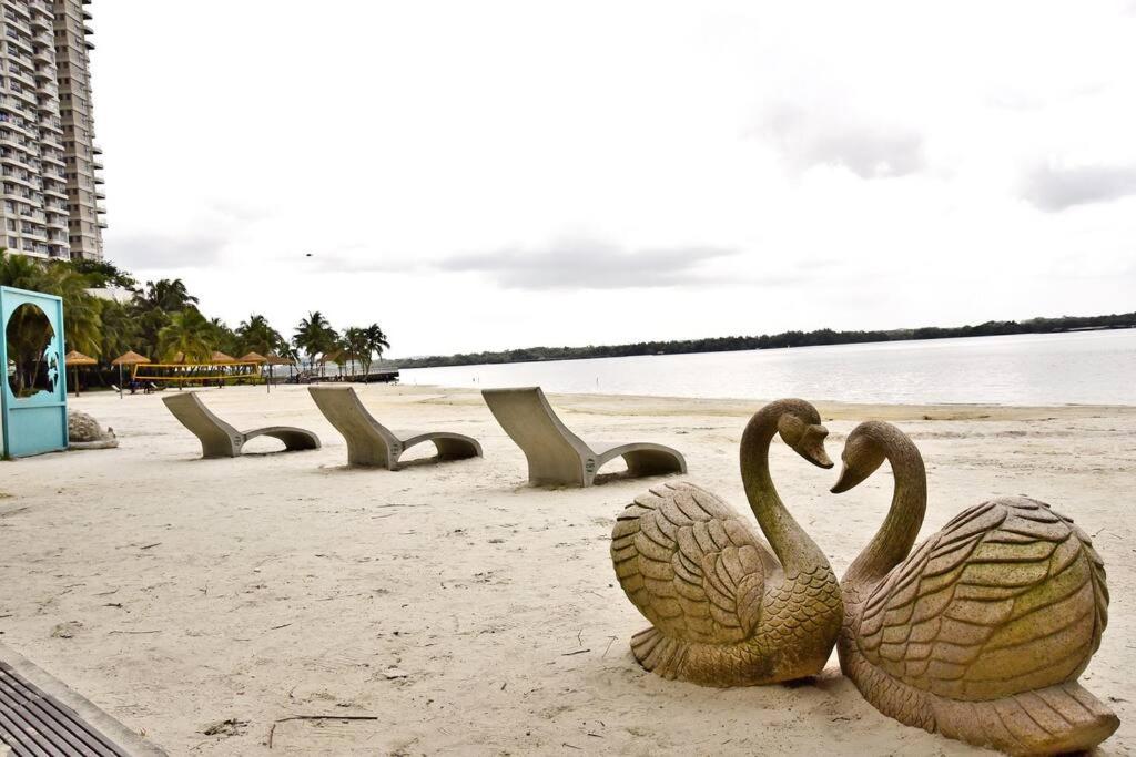 Invincible Seaview Comfy 2B Netflix Country Garden