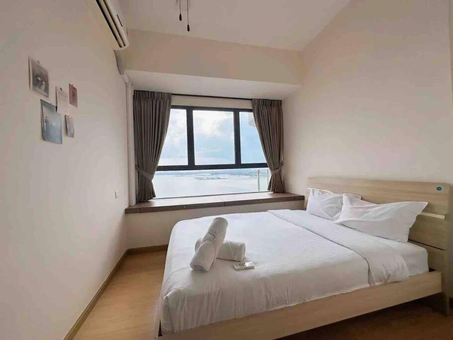 Invincible Seaview Comfy 2B Netflix Country Garden
