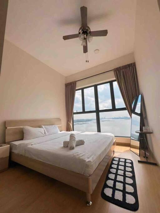 Invincible Seaview Comfy 2B Netflix Country Garden