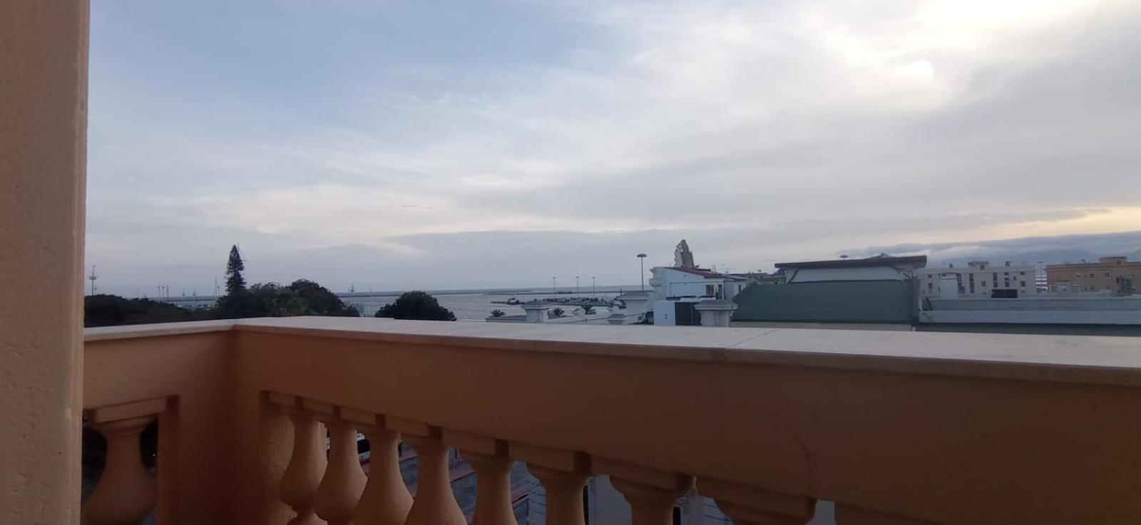 Onlyrooms V - Portside & Train Station view 4