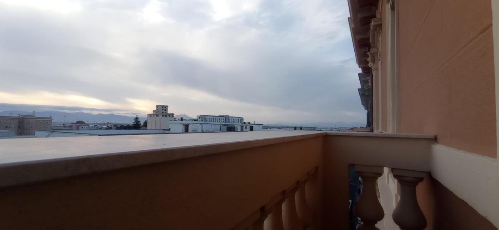 Onlyrooms V - Portside & Train Station view 5
