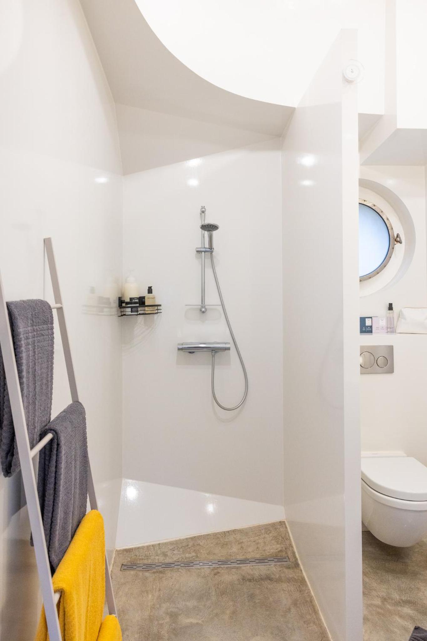 Boat suite - A Unique Houseboat Stay in Amsterdam