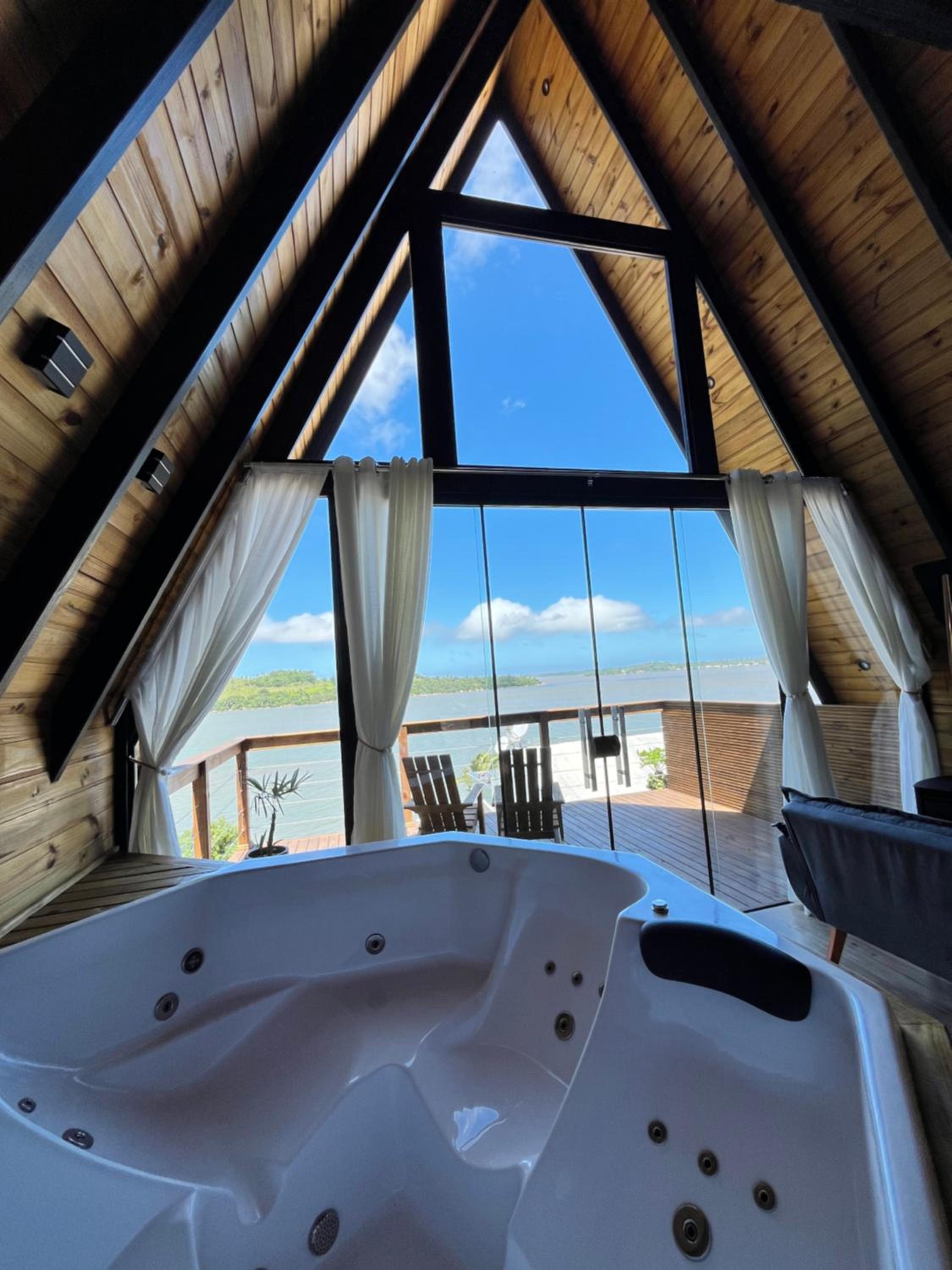 Chalé Beira da Lagoa Jacuzzi, Lareira e Piscina