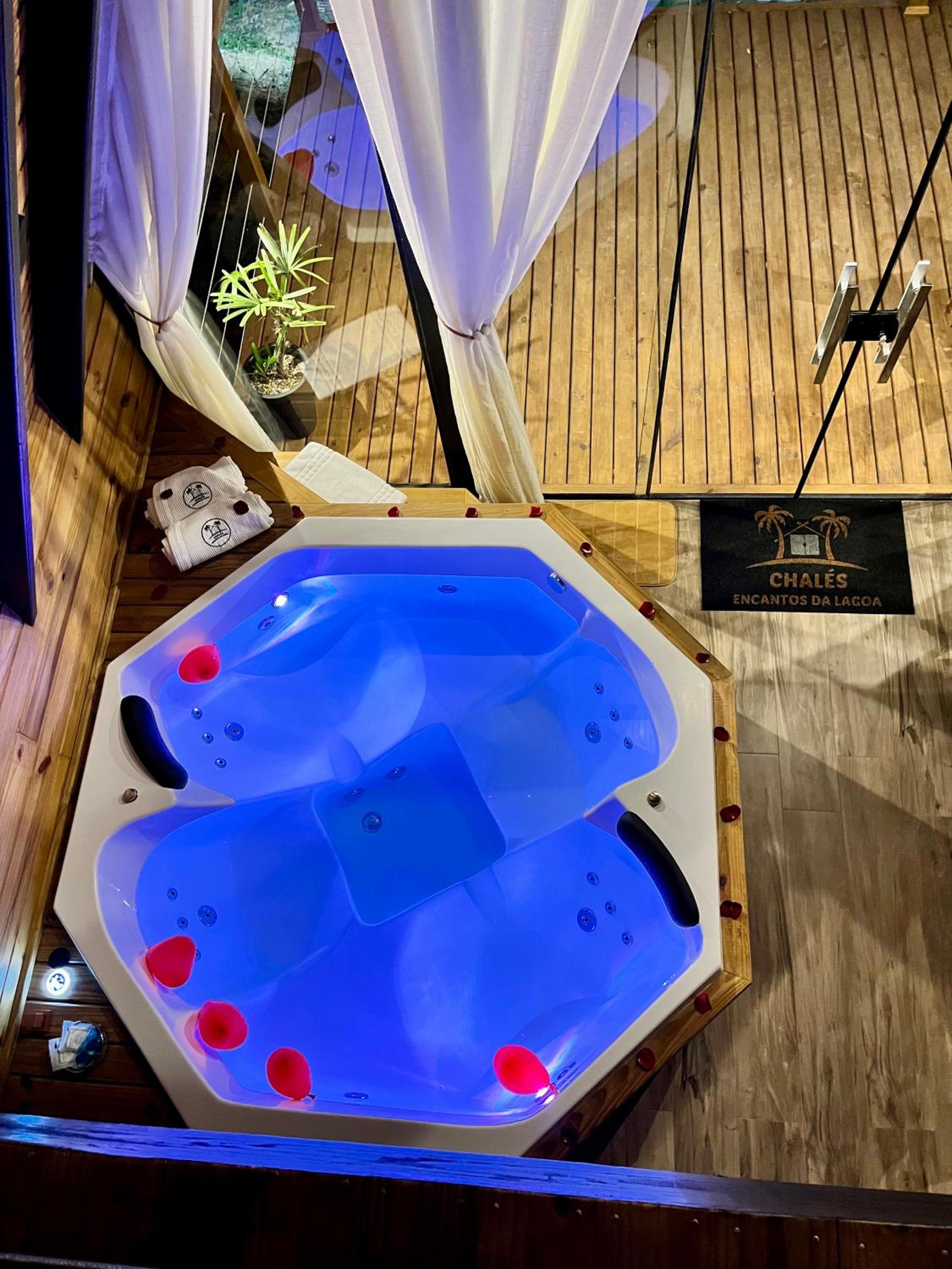 Chalé Beira da Lagoa Jacuzzi, Lareira e Piscina