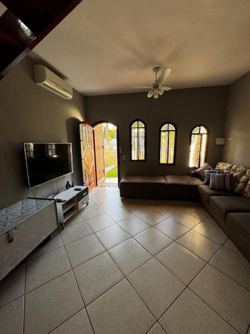 Casa na praia condomínio, com piscina!