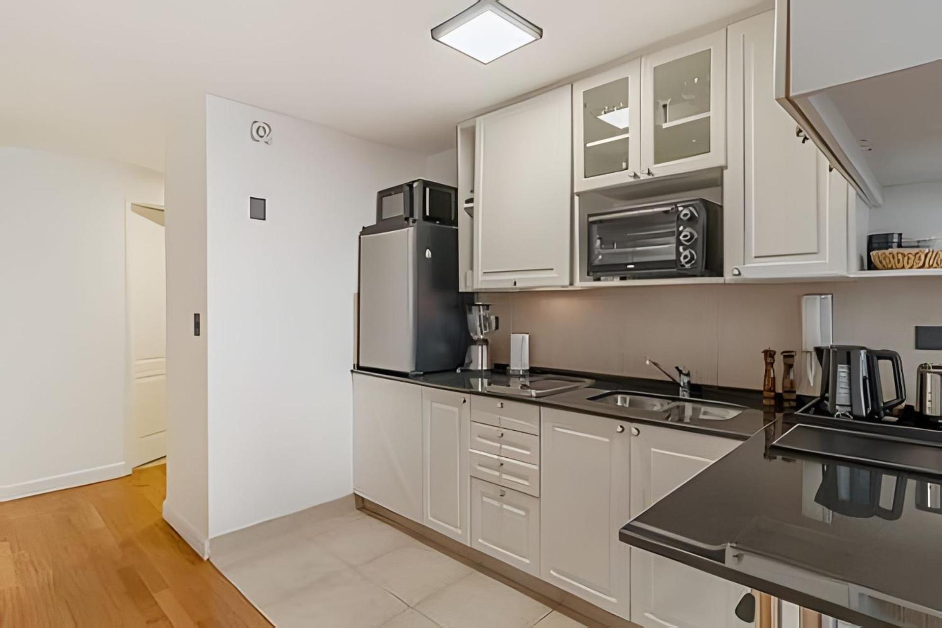 Arenales: Modern Apartments with Pool and 24-Hour Security in Recoleta